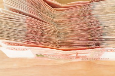 Büyük Rus para banknot beş bin ruble tahta bir masanın üzerinde yatan yığını