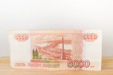 Büyük Rus para banknot beş bin ruble tahta bir masanın üzerinde yatan yığını