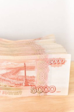 Büyük Rus para banknot beş bin ruble tahta bir masanın üzerinde yatan yığını