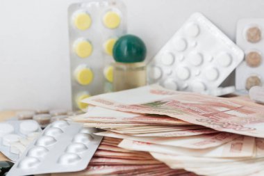 Hap ve uyuşturucu büyük Rus parası ile masaya yalan