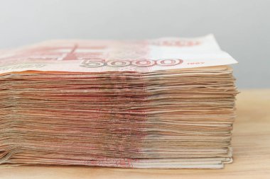 Büyük Rus para banknot beş bin ruble tahta bir masanın üzerinde yatan yığını