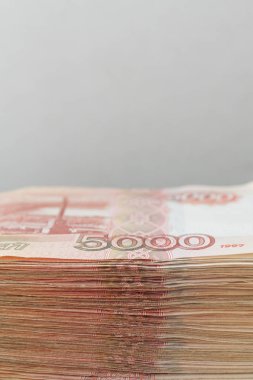 Büyük Rus para banknot beş bin ruble tahta bir masanın üzerinde yatan yığını