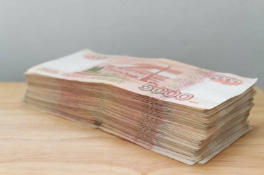 Büyük Rus para banknot beş bin ruble tahta bir masanın üzerinde yatan yığını