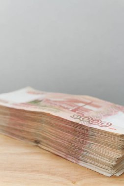 Büyük Rus para banknot beş bin ruble tahta bir masanın üzerinde yatan yığını