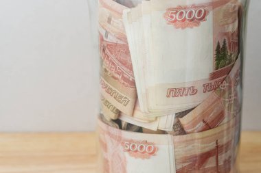 Bir cam kavanoza beş bin ruble banknottan Rus para büyük bir miktar olduğunu