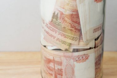 Bir cam kavanoza beş bin ruble banknottan Rus para büyük bir miktar olduğunu