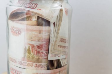 Bir cam kavanoza beş bin ruble banknottan Rus para büyük bir miktar olduğunu