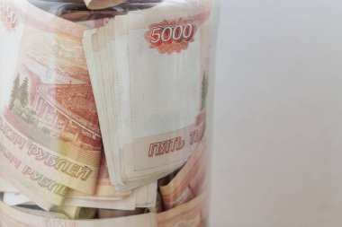 Bir cam kavanoza beş bin ruble banknottan Rus para büyük bir miktar olduğunu
