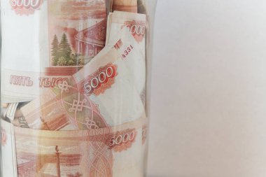 Bir cam kavanoza beş bin ruble banknottan Rus para büyük bir miktar olduğunu