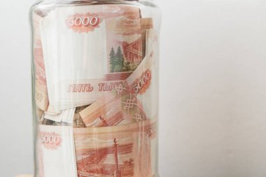 Bir cam kavanoza beş bin ruble banknottan Rus para büyük bir miktar olduğunu