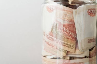 Bir cam kavanoza beş bin ruble banknottan Rus para büyük bir miktar olduğunu