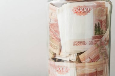 Bir cam kavanoza beş bin ruble banknottan Rus para büyük bir miktar olduğunu
