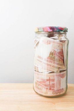 Bir cam kavanoza beş bin ruble banknottan Rus para büyük bir miktar olduğunu