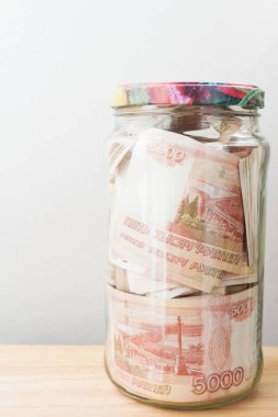 Bir cam kavanoza beş bin ruble banknottan Rus para büyük bir miktar olduğunu