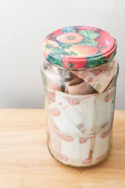 Bir cam kavanoza beş bin ruble banknottan Rus para büyük bir miktar olduğunu