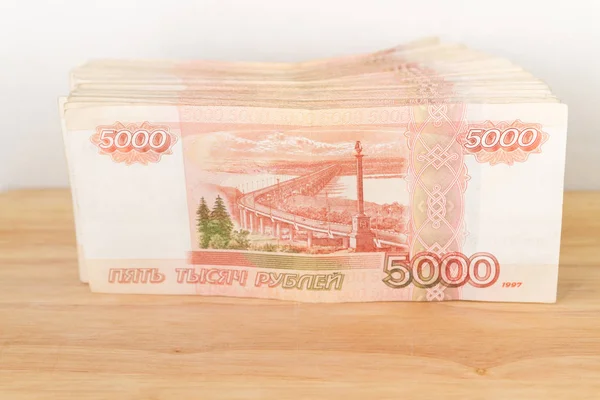 Duży Stos Banknotów Rosyjskich Pieniędzy Pięć Tysięcy Rubli Leżącego Drewnianym — Zdjęcie stockowe