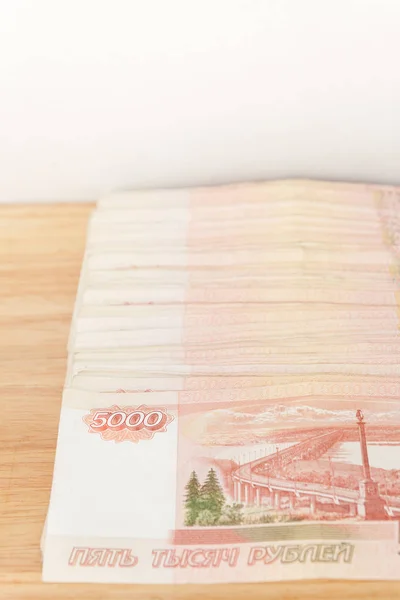 Gran Pila Billetes Rusos Cinco Mil Rublos Que Yacen Sobre — Foto de Stock
