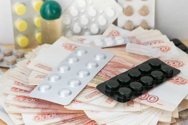 大量俄罗斯货币的药丸和毒品躺在桌子上 — 图库照片