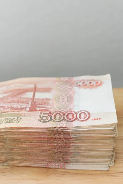 Büyük Rus para banknot beş bin ruble tahta bir masanın üzerinde yatan yığını