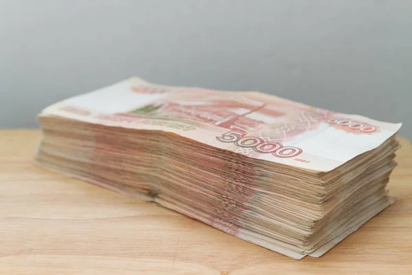 Büyük Rus para banknot beş bin ruble tahta bir masanın üzerinde yatan yığını