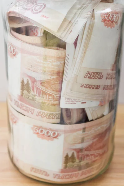 Bir cam kavanoza beş bin ruble banknottan Rus para büyük bir miktar olduğunu