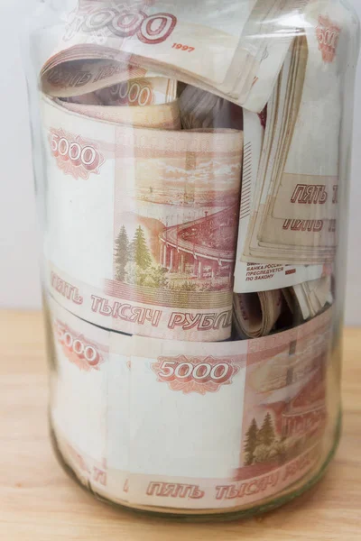 Bir cam kavanoza beş bin ruble banknottan Rus para büyük bir miktar olduğunu