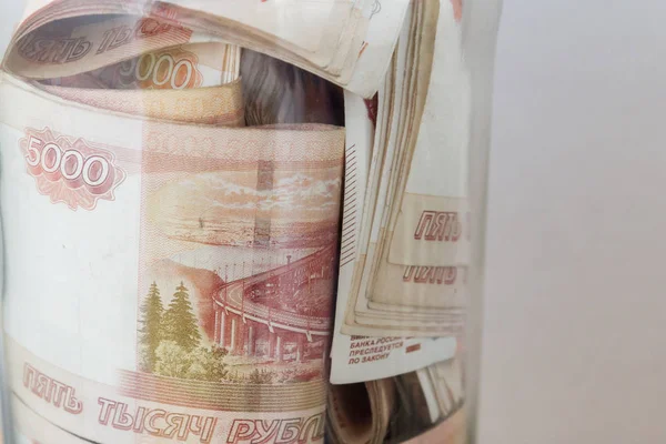 Bir cam kavanoza beş bin ruble banknottan Rus para büyük bir miktar olduğunu