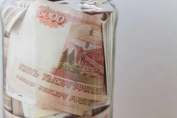 Bir cam kavanoza beş bin ruble banknottan Rus para büyük bir miktar olduğunu