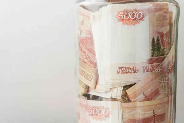 Velká Část Ruské Peněz Hodnotě Pět Tisíc Rublů Skleněné Nádobce — Stock fotografie