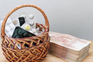Sepet büyük Rus para yanında ilaç ve ilaç bulunmaktadır