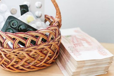 Sepet büyük Rus para yanında ilaç ve ilaç bulunmaktadır