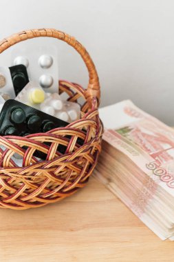 Sepet büyük Rus para yanında ilaç ve ilaç bulunmaktadır