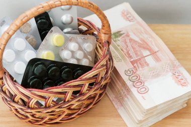 Sepet büyük Rus para yanında ilaç ve ilaç bulunmaktadır