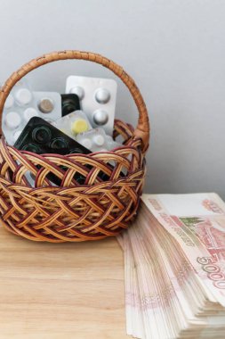 Sepet büyük Rus para yanında ilaç ve ilaç bulunmaktadır