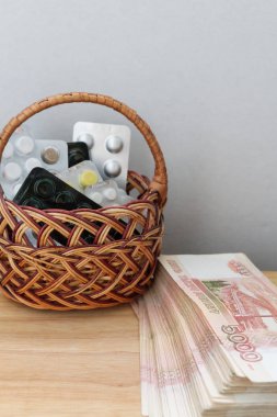 Sepet büyük Rus para yanında ilaç ve ilaç bulunmaktadır