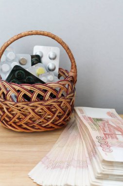 Sepet büyük Rus para yanında ilaç ve ilaç bulunmaktadır