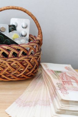 Sepet büyük Rus para yanında ilaç ve ilaç bulunmaktadır