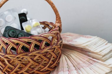 Sepet büyük Rus para yanında ilaç ve ilaç bulunmaktadır
