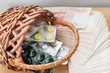 Sepet büyük Rus para yanında ilaç ve ilaç bulunmaktadır