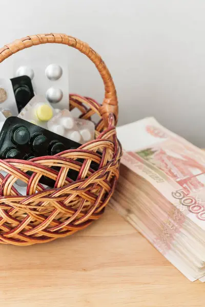 Sepet büyük Rus para yanında ilaç ve ilaç bulunmaktadır