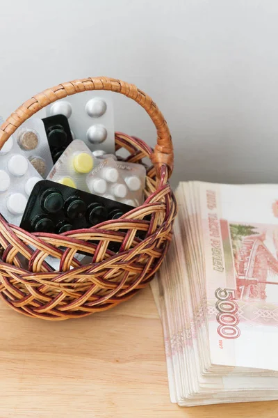 药丸和药物在篮子在大俄国金钱旁边 — 图库照片