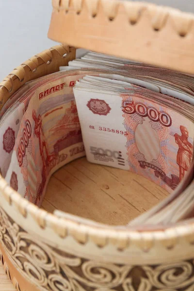 Stora Ryska Pengar Ligger Rund Trä Flätade Låda — Stockfoto
