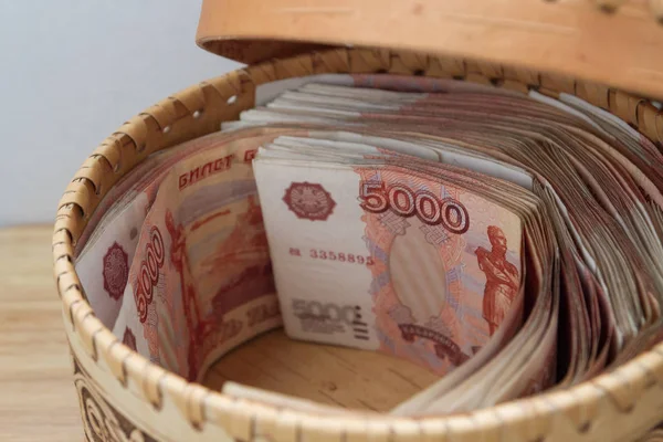 Большие Российские Деньги Лежат Круглой Деревянной Плетеной Коробке — стоковое фото