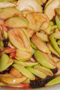 Elma reçel ve siyah chokeberry pişirilir