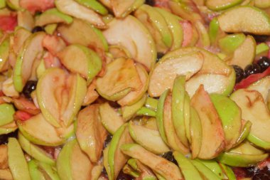 Elma reçel ve siyah chokeberry pişirilir