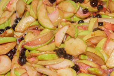 Elma reçel ve siyah chokeberry pişirilir