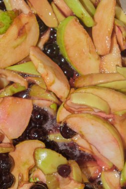 Elma reçel ve siyah chokeberry pişirilir