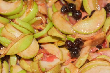 Elma reçel ve siyah chokeberry pişirilir