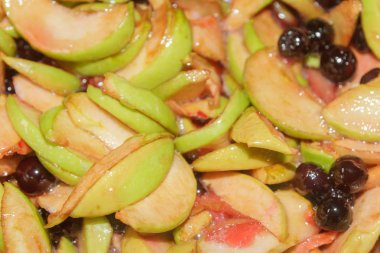 Elma reçel ve siyah chokeberry pişirilir