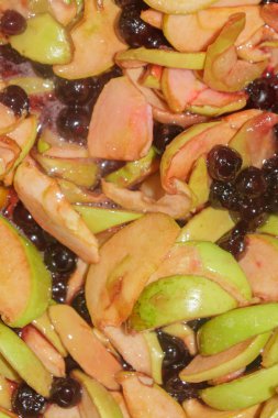 Elma reçel ve siyah chokeberry pişirilir